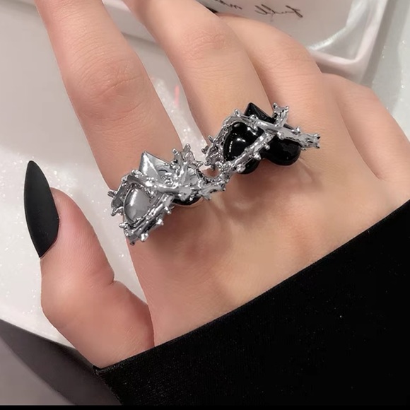 Black Heart Ring - Picture 6 of 10